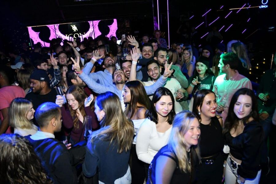 Madrid: Guided Pub Crawl Madrid Experience and Club Entry - Clothing rules can decide your night