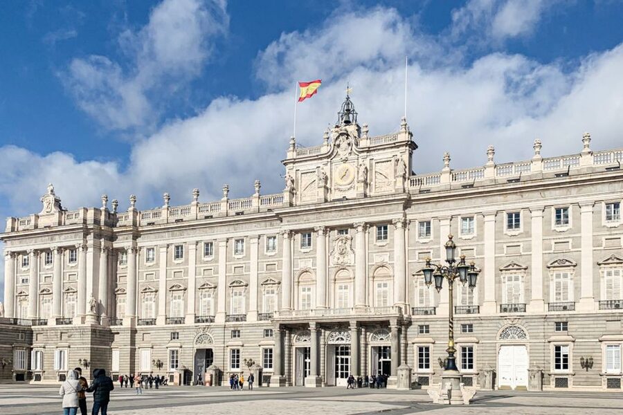 Madrid: Royal Palace Tour, Flamenco Show, & Tapas with Drink - Royal Palace access from Ópera station