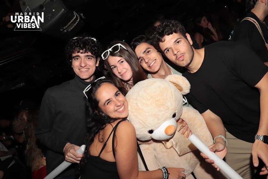 Madrid: Top Pub Crawl with Drinks and Free Nightclub Entry - Puerta del Sol and the first shot