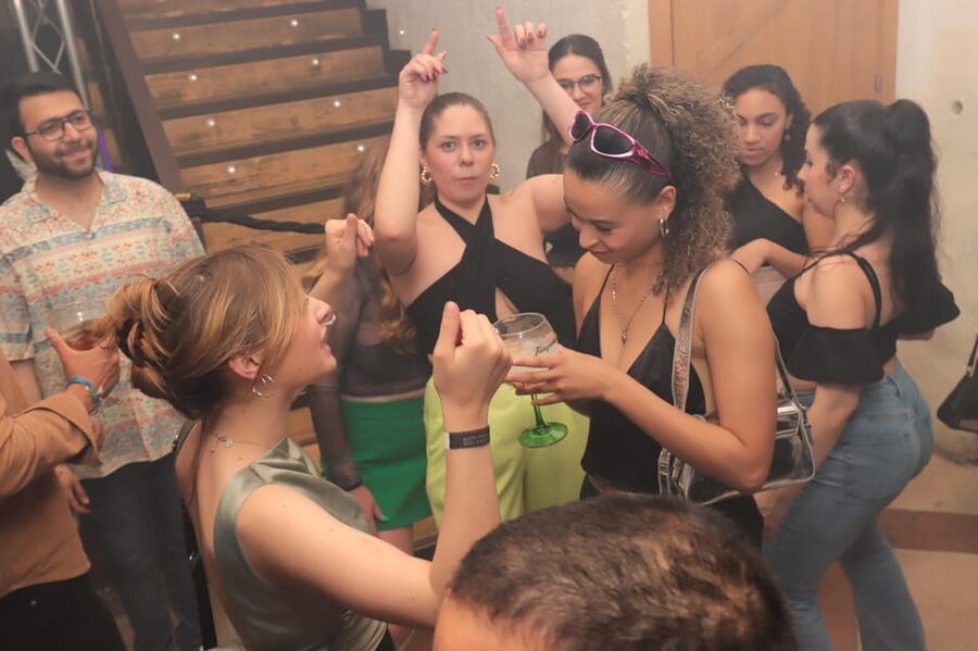 Madrid: Top Pub Crawl with Drinks and Free Nightclub Entry - Las Letras Quarter and the dancing