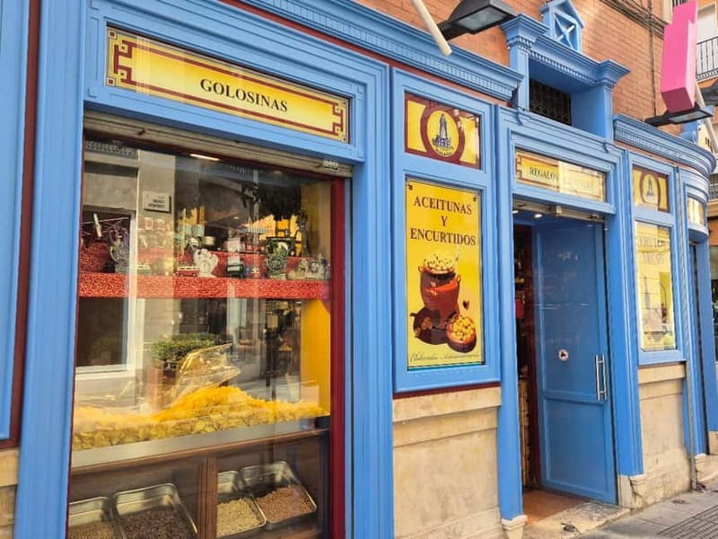 Málaga: Highlights Walking Tour with Drinks and Tapas - Atarazanas Market and the oldest bar in Málaga