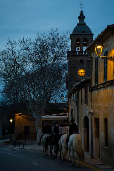 Mallorca: Sunset Horseback Ride with Drinks - Riding below Puig de Randa