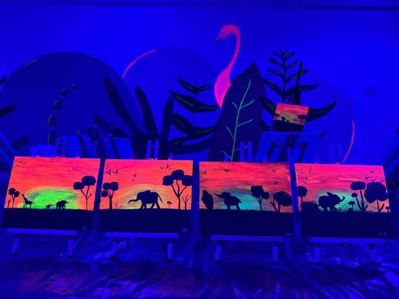 Malta: Glow-in-the-Dark Drink & Paint Experience - Who should book this experience?