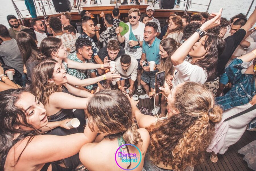 Malta: Sailboat Party with an Open Bar, Snack, and Swimming - Music, crowd, and the adults-only atmosphere