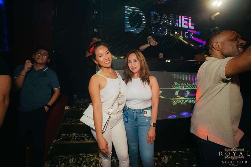 Manila Ultimate Nightlife Pub Crawl - How the guide shapes the evening