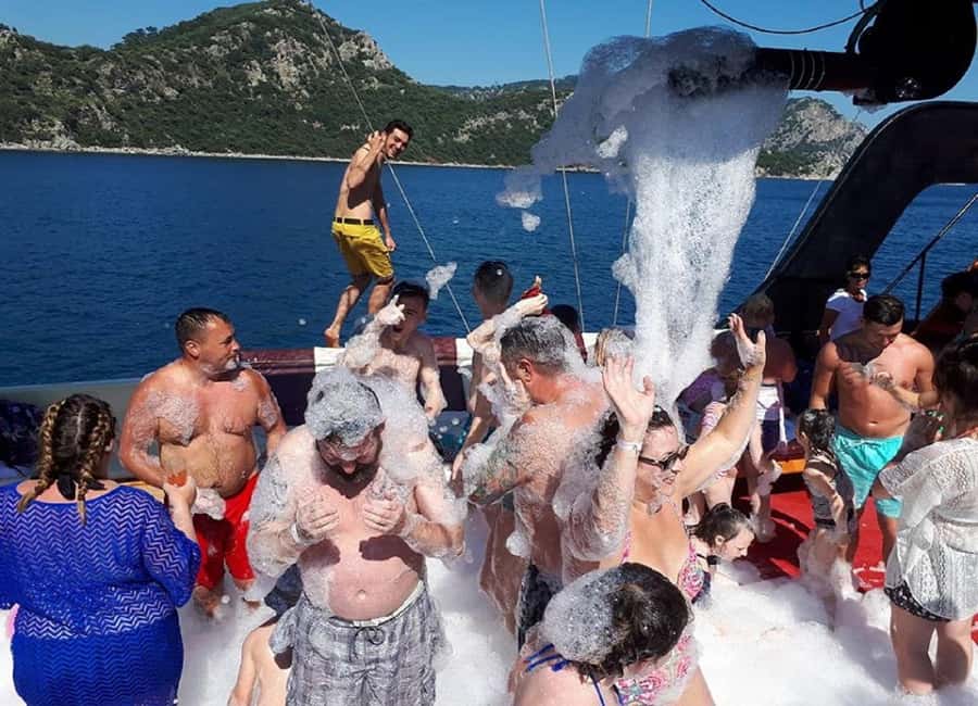 Marmaris Pirate Boat w/ Lunch, Unlimited Drinks & Foam Party - Who will get the most from this Marmaris boat trip
