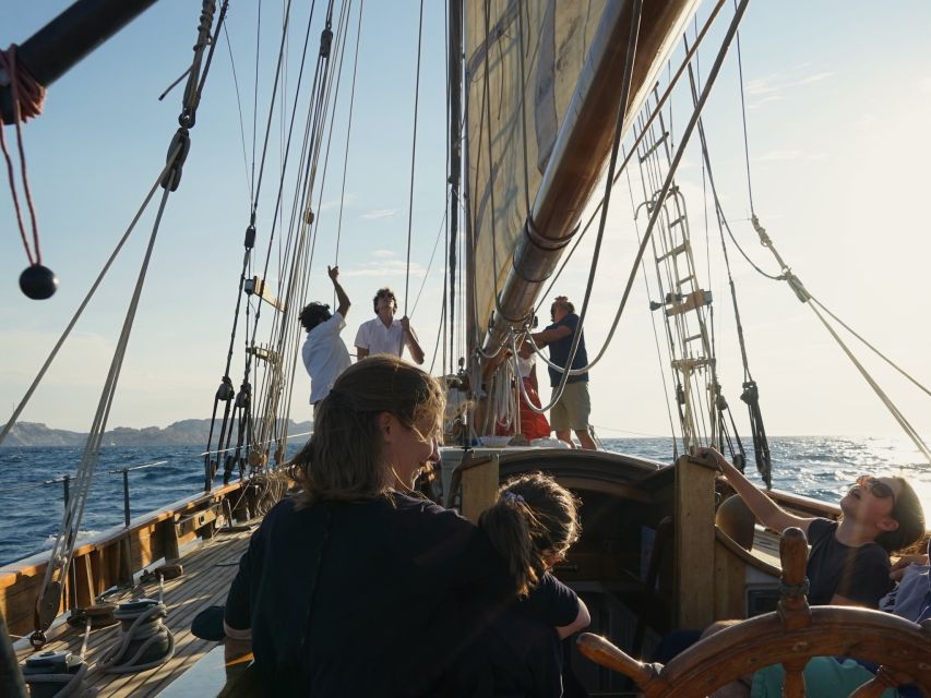 Marseille: Sunset Cruise Cocktail-Dinner in Frioul Islands - The 30-minute sail toward the Frioul Islands