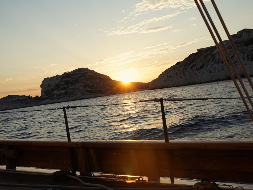 Marseille: Sunset Cruise Cocktail-Dinner in Frioul Islands - The mood on board, from beanbags to soft music