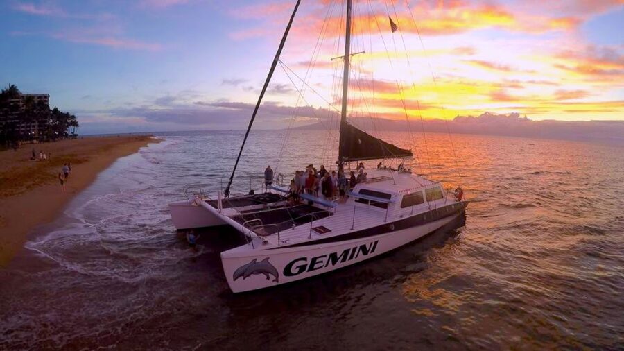 Maui: 2 Hour Sunset Dinner Sail with Open Bar and Appetizers - The first hour: drinks, food, and mountain views