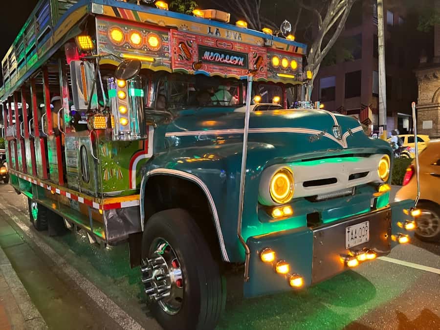 MEDELLIN: CITY TOUR CITY NIGHT TOUR + OPEN BAR - A moving party through Medellín after dark
