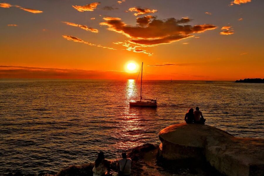Medulin: Dolphin Sunset Tour 85% chance with Drinks + Dinner - Dolphin watching after dinner