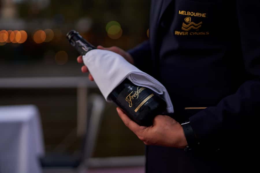 Melbourne: 4-Course Dinner Cruise with Drinks - Boarding at Southbank and settling in