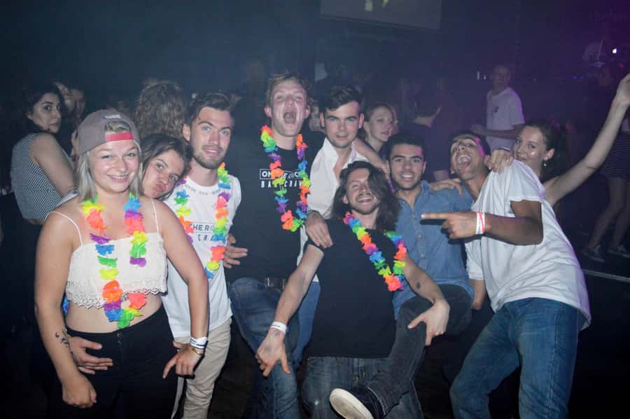 Melbourne: Weekly Bar Crawl: 5 Free shots, Club Entry - The guides make the social side work