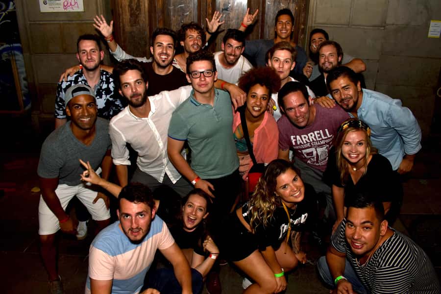 Melbourne: Weekly Bar Crawl: 5 Free shots, Club Entry - Meeting inside the first venue