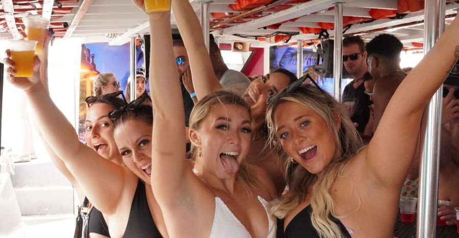 Miami: Boat Party with Live DJ, Unlimited Drinks, and Food - Getting the party started at the open bar
