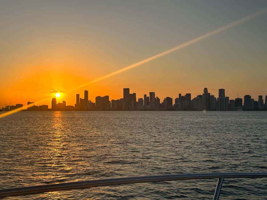 Miami Night two Hour Cruise with Open Bar & Skyline Views - A polished boat ride across Biscayne Bay