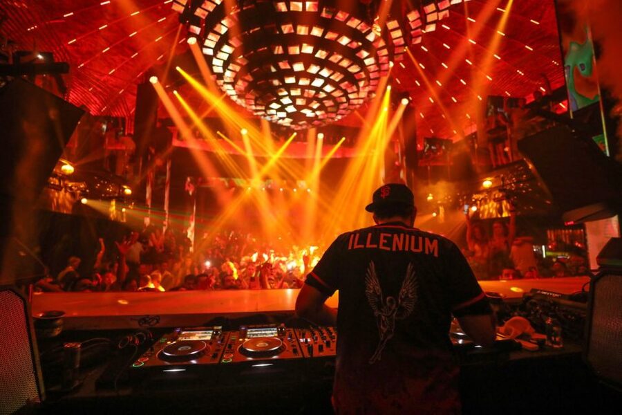 Miami: Party Bus, Club Entry, and Open Bar Night Experience - A five-hour route through Miami after dark