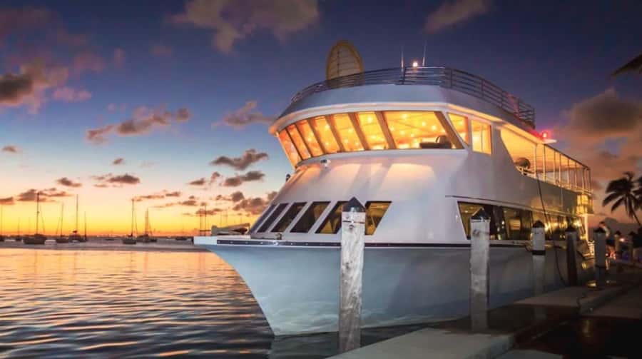 Miami: Party Yacht Cruise with Open Bar and DJ - Boarding, check-in, and the first hour