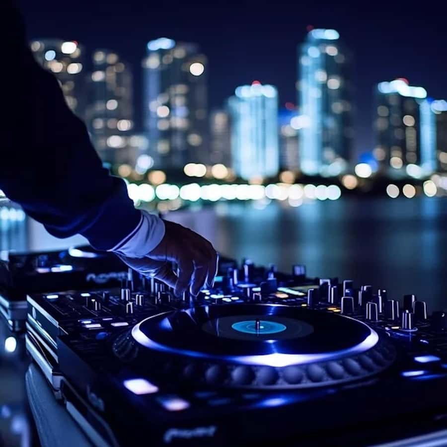 Miami: Party Yacht Cruise with Open Bar and DJ - Finding the boat at Bayside Marina