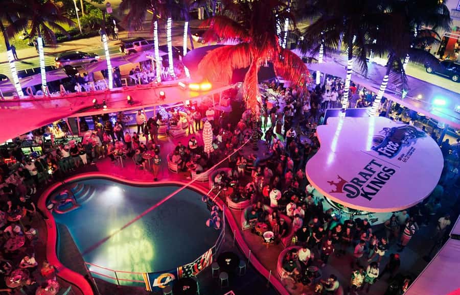 Miami Pub Crawl + Clubbing Experience - Dress, identification, and other practical details