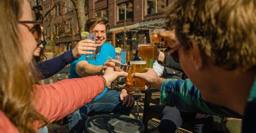Minneapolis: History and 4-Bar Crawl Guided Walking Tour - Stop one: beginning with a drink and a story