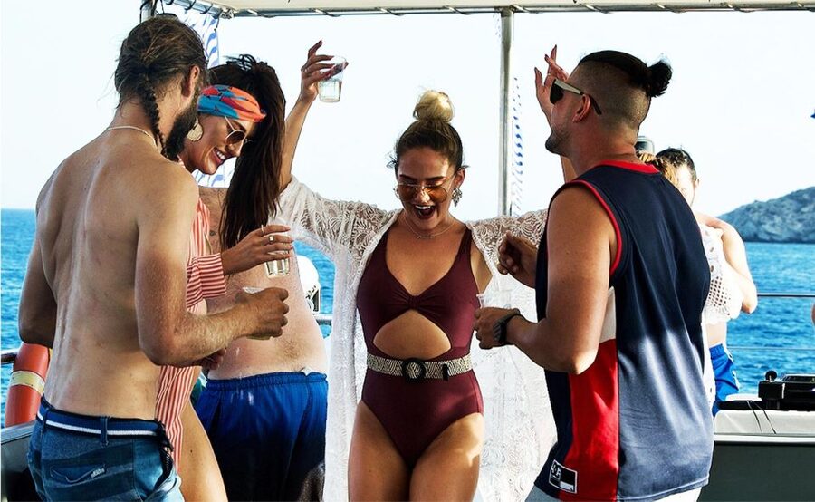 Mykonos: Sunset Boat Party with Open Bar & Live DJ - The open bar and the first rush