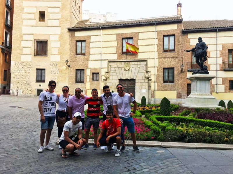 Mysteries & Tapas Tour in Madrid + Pub Crawl - Madrid’s dark stories come between the tapas stops