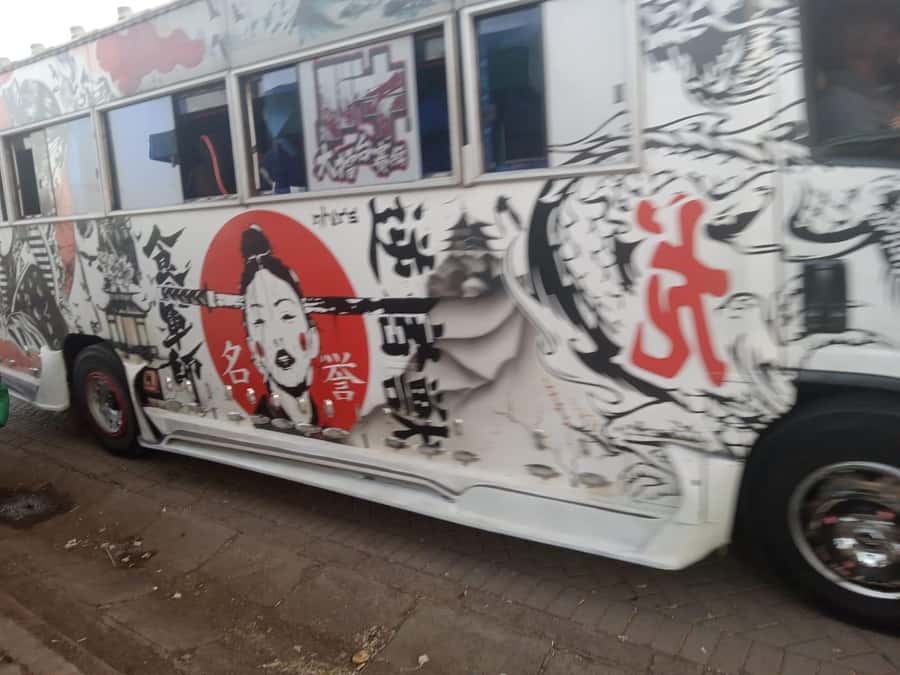 Nairobi: Party bus(matatu) adventure experience - The first comparison: ordinary city bus travel