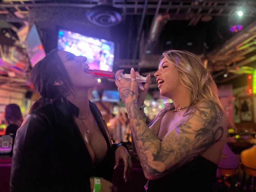 Nashville Bar Crawl: Guided Pub Crawl with Drinks Discounts - Moving through four or five Nashville venues