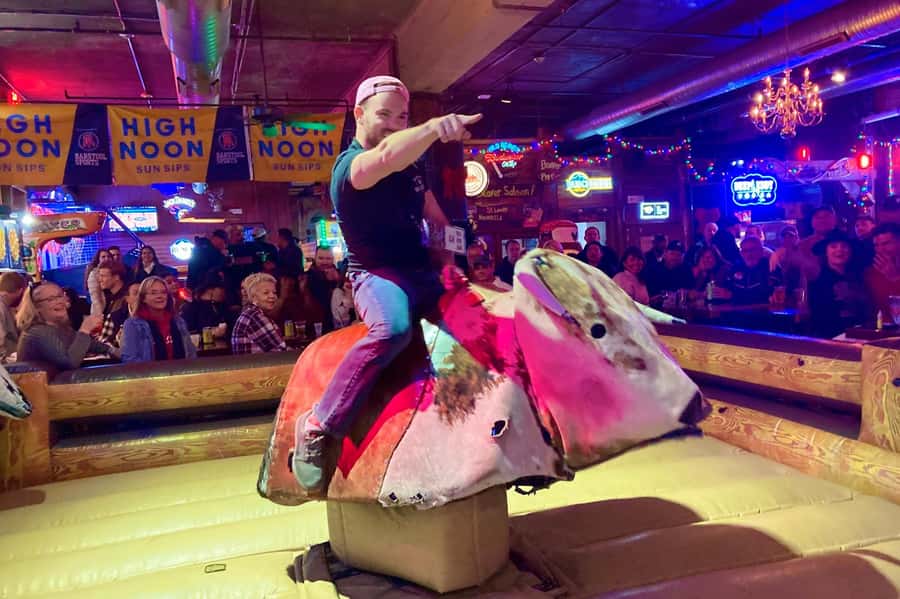 Nashville: Music City Pub Crawl - Walking from Printers Alley to 2nd Avenue