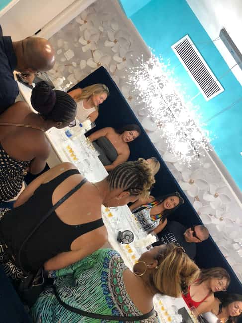 Nassau: Rum Cocktails and Fritter Making Experience - Meeting by the Queen Victoria Statue