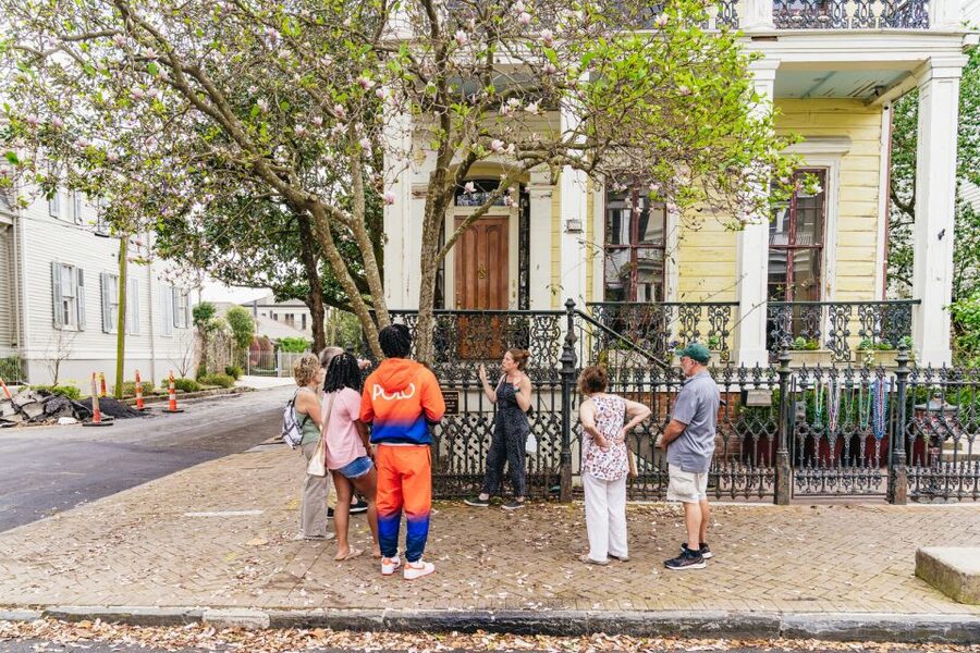 New Orleans: Garden District Food, Drinks & History Tour - Lafayette Cemetery and the opening history lesson