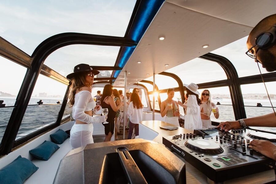 New Year’s Eve Luxury Boat – DJ, Buffet & Open Bar - The glass boat and winter weather