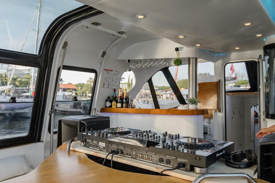 New Year’s Eve Luxury Boat – DJ, Buffet & Open Bar - Is $293 a fair price?