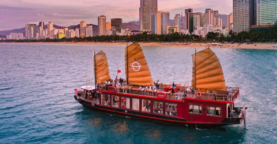 Nha Trang: Romantic Sunset Cocktails and Dinner Cruise - The evening in five useful points