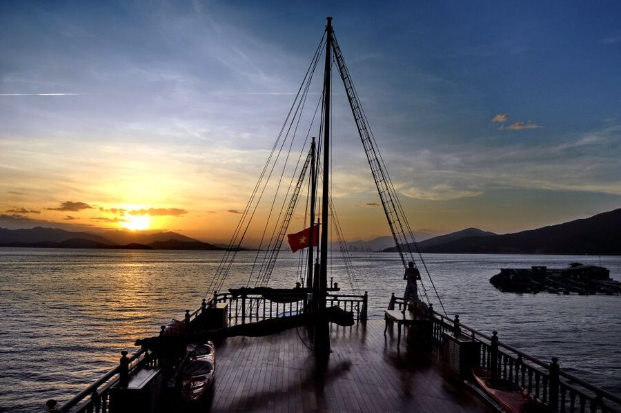 Nha Trang: Romantic Sunset Cocktails and Dinner Cruise - Leaving Nha Trang around 15:00
