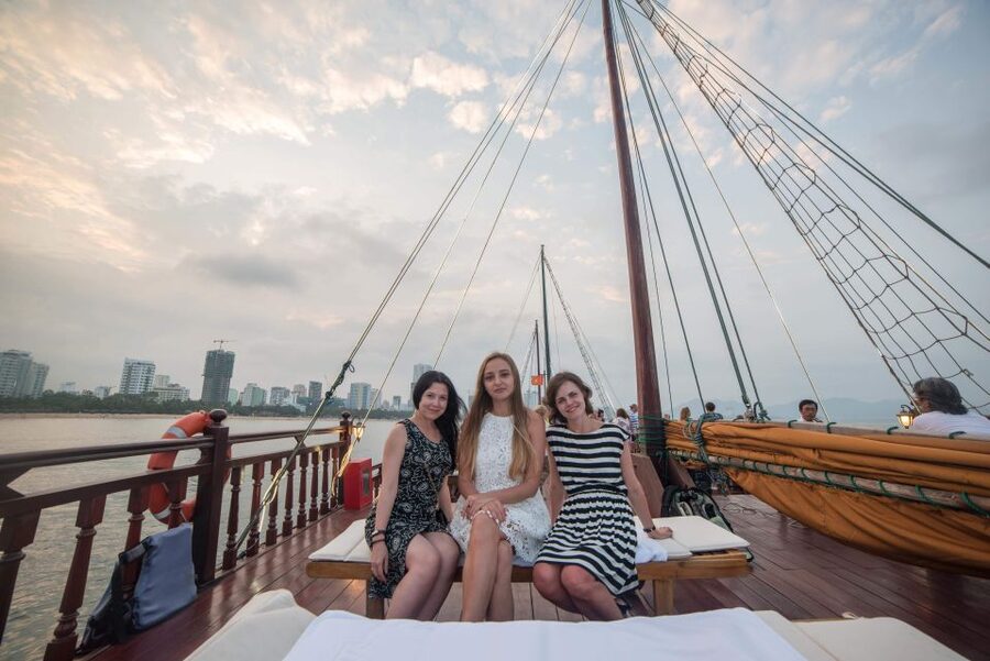 Nha Trang: Romantic Sunset Cocktails and Dinner Cruise - Canapes, cocktails, and live violin