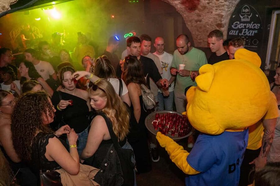 Nice : Yellow Pub Crawl - Social Bars, Games & Meet People - Who should book this experience?