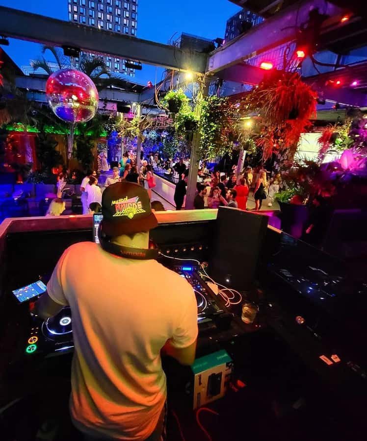 NYC Pub Crawl and Rooftop Clubbing Experience - What the first bars add to the evening