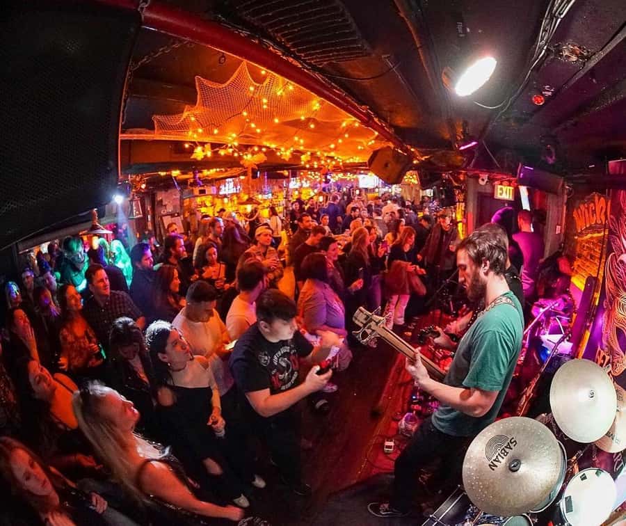 NYC Pub Crawl Experience - What the Fast-Track Entry Really Saves You