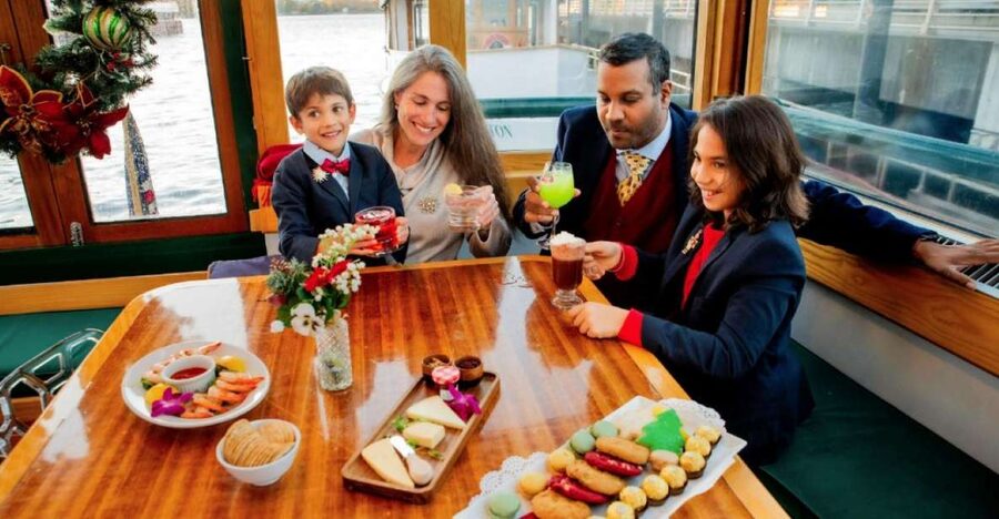 NYC: Sightseeing Holiday Cruise with Drink - Weather, clothing, and practical comfort