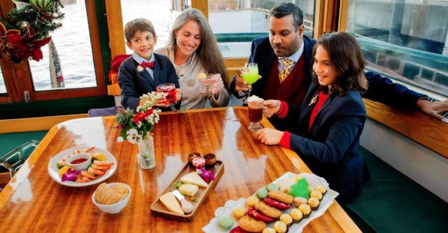 NYC: Sightseeing Holiday Cruise with Drink - A 1920s-style yacht with a holiday setting