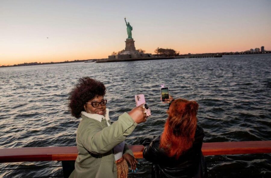 NYC: Sightseeing Holiday Cruise with Drink - The first stretch along the Hudson