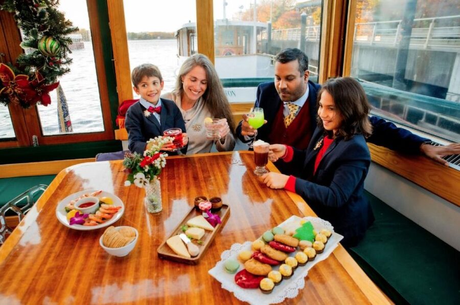 NYC: Sightseeing Holiday Cruise with Drink - Your complimentary drink and onboard extras