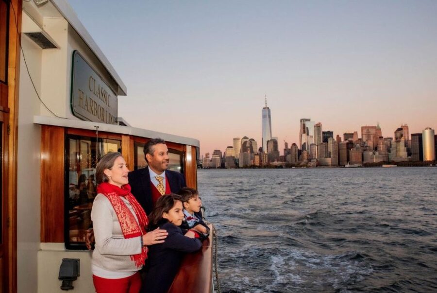 NYC: Sightseeing Holiday Cruise with Drink - How the cruise feels for different kinds of groups