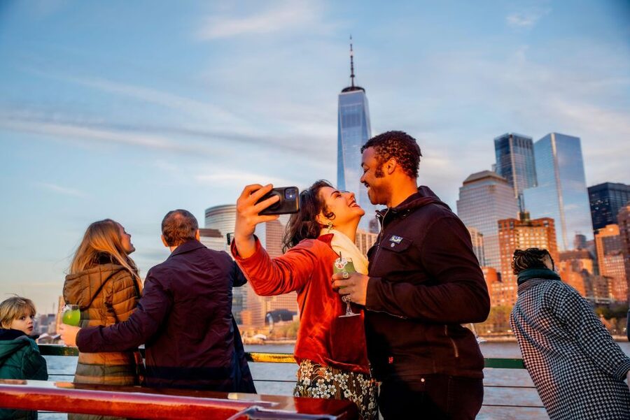 NYC: Sightseeing Holiday Cruise with Drink - Meeting the boat at Chelsea Piers