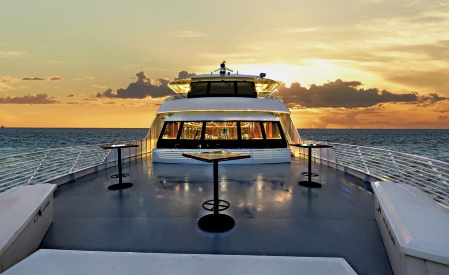 Oahu: Friday Night Fireworks Cocktail Cruise - Three levels, three ways to spend the evening