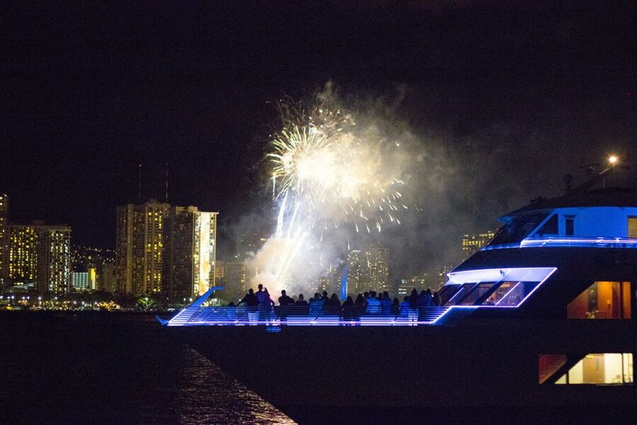 Oahu: Friday Night Fireworks Cocktail Cruise - Cocktails and live entertainment between views