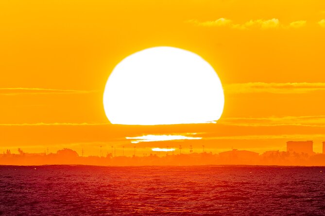 Oahu's Waikiki Coast: Moana’s Sunset Cocktail Sail - Drinks, crew service, and the barefoot setup