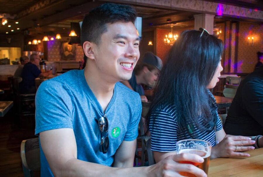 Oahu: Sips & Secrets of Hawaii Pub Crawl - Kelly’s role in making the evening work